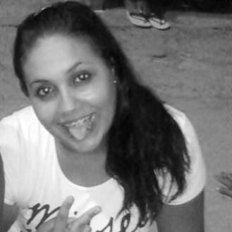 17 anos  Leonina Sou α garotiinha imperfeita , aquela que chorα de dor, aquela que já sofreu poor αmor, aquela que sabe se arrepender !