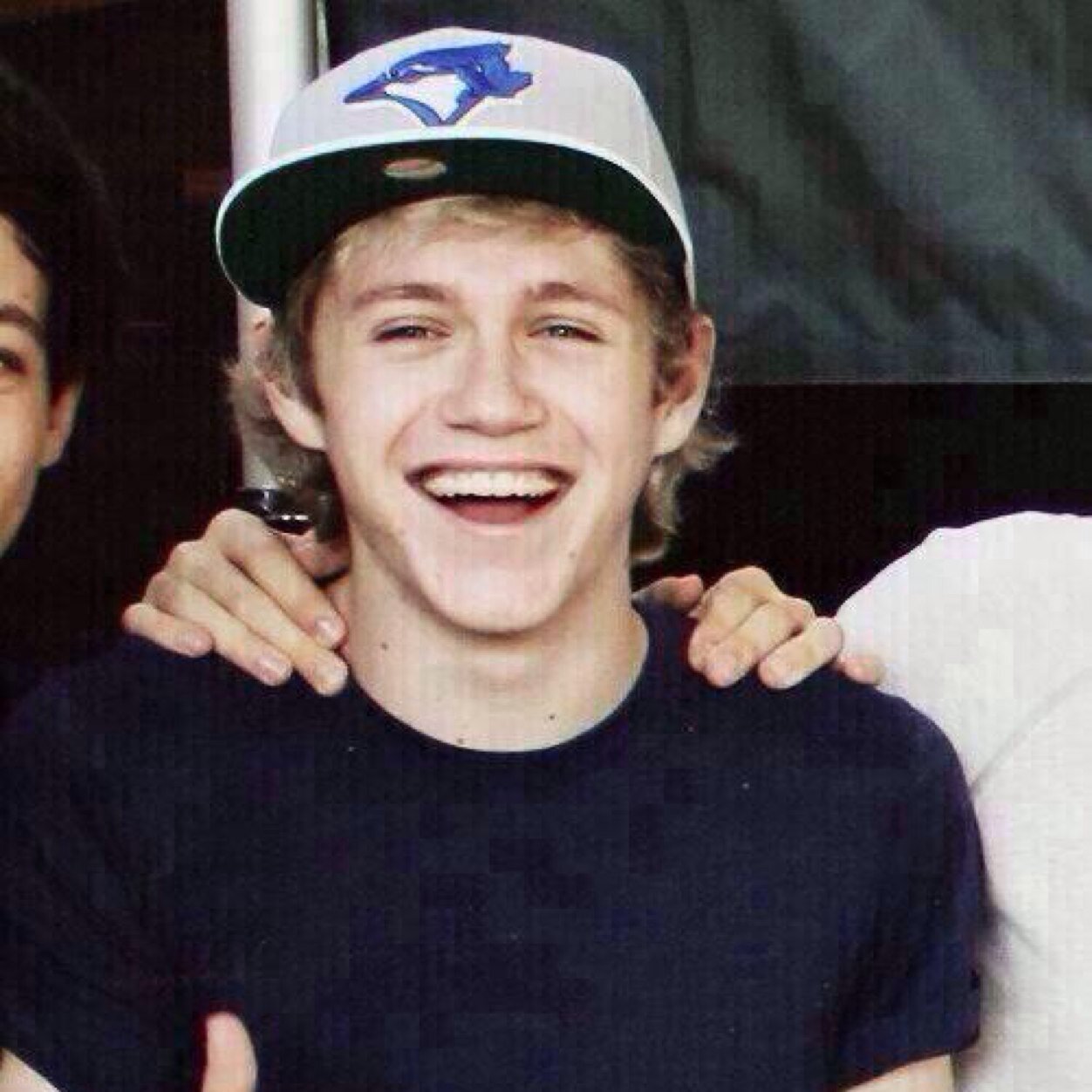 FOLLOW @sniffleyniall PLEASE