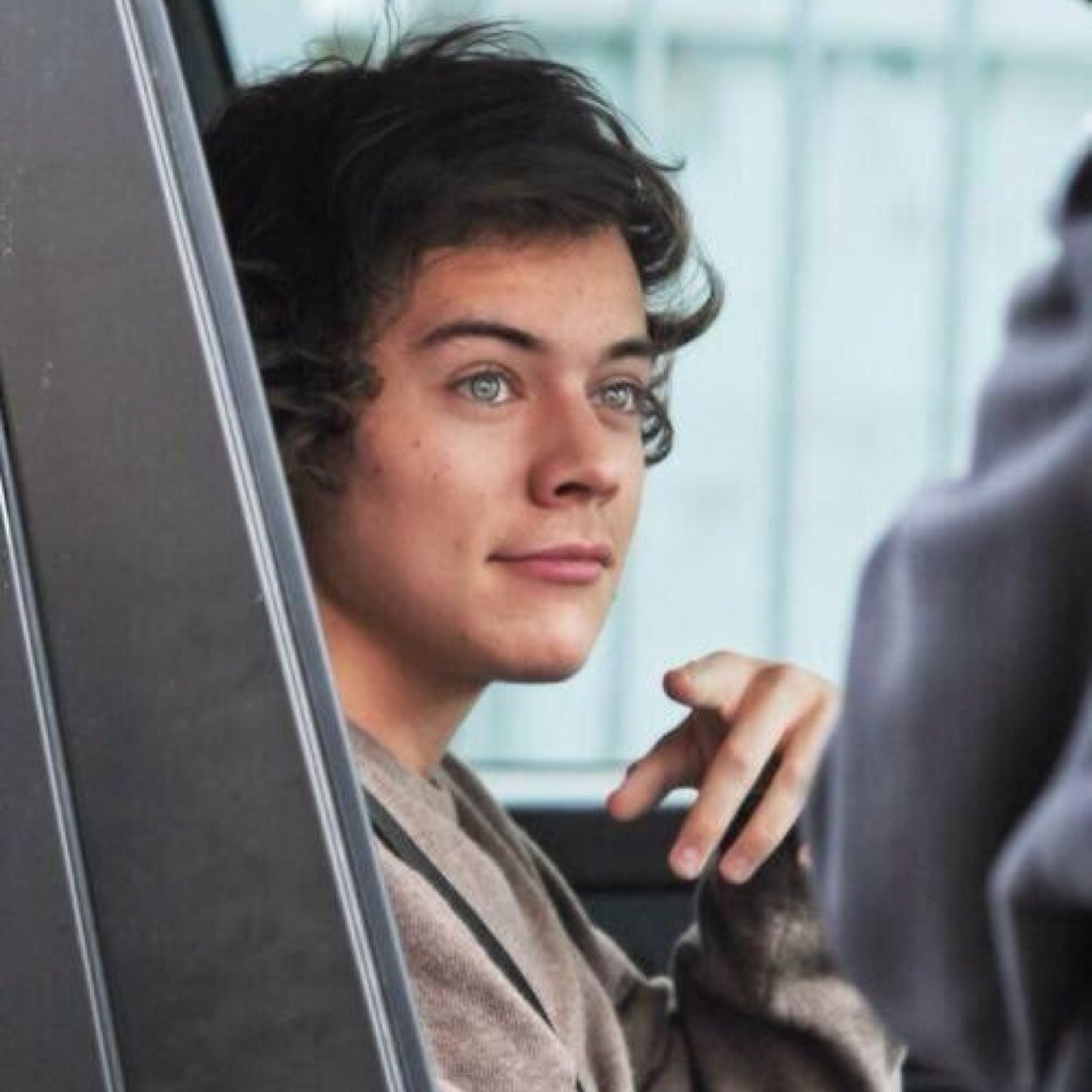 Free follow from @letsgoanywhere0 follow her she follows back. Hope u will get ur fav follow soon bc u deserve itxx