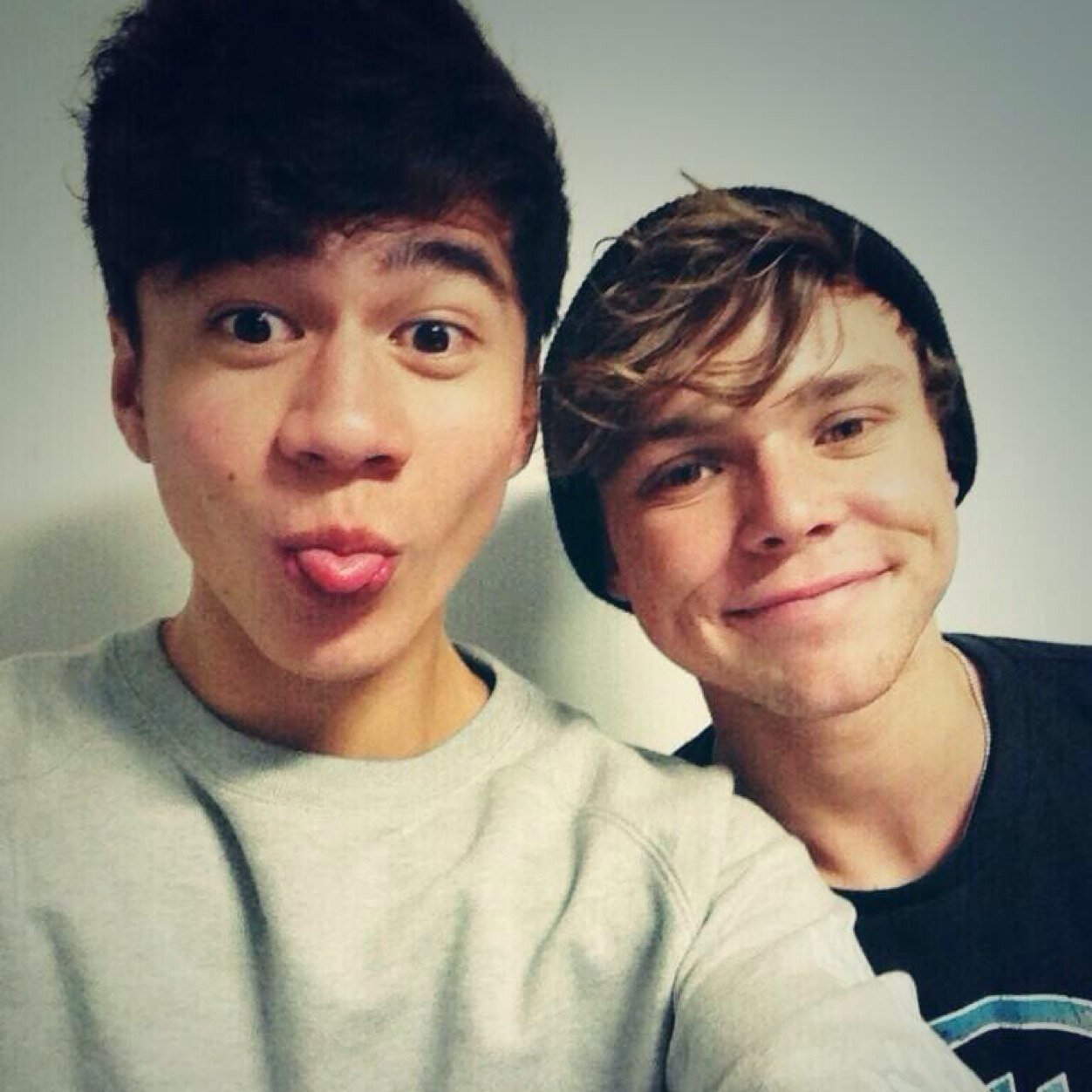♡ im in love with people that dont know i exist ♡