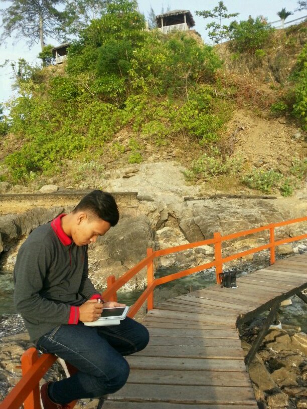hidup selalu menjanjikan hal besar, ini hanya tentang kamu ingin mengambilnya atau membiarkannya.
