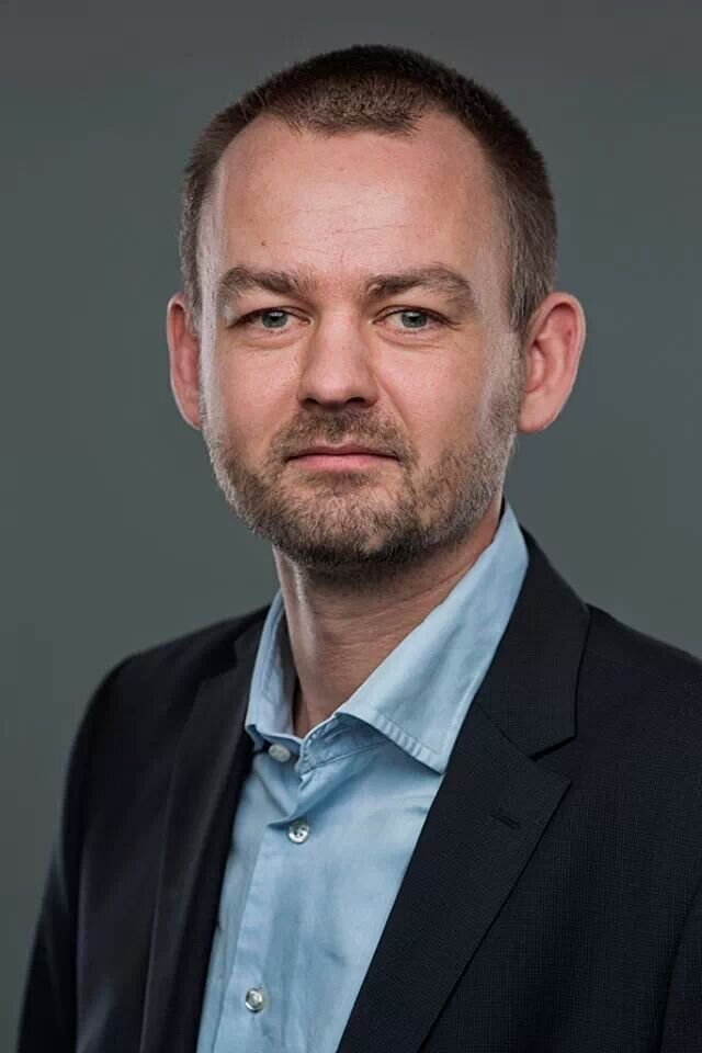 Communications professional and author with a track record in energy, issues management and reporting. Husband and father of 3. Love beer