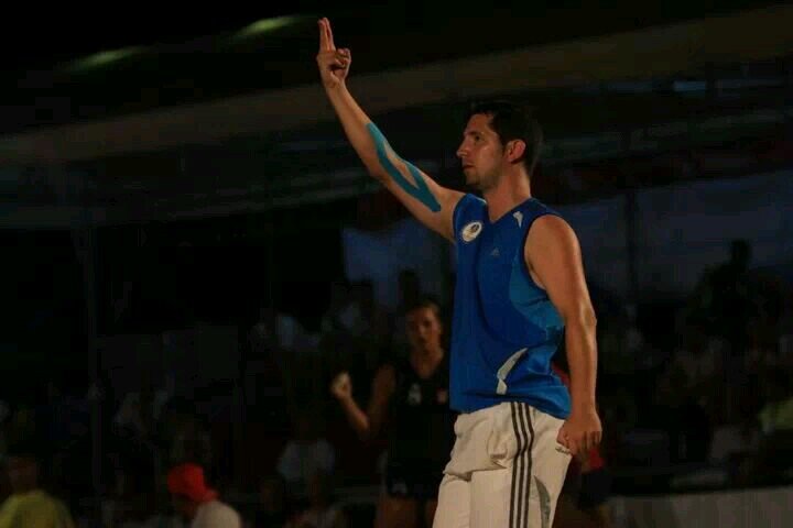 Lic. en Cc.AFYD, árbitro nacional indoor e internacional de Beach. Monitor de actividades deportivas. Masajista y Personal Trainer.