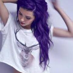 17. Acomplejada, deprimida, solitaria, asocial, autodestructiva, intento desahogarme escribiendo. ni anorexia ni bulimia...¿Mi karma? : ser gorda.