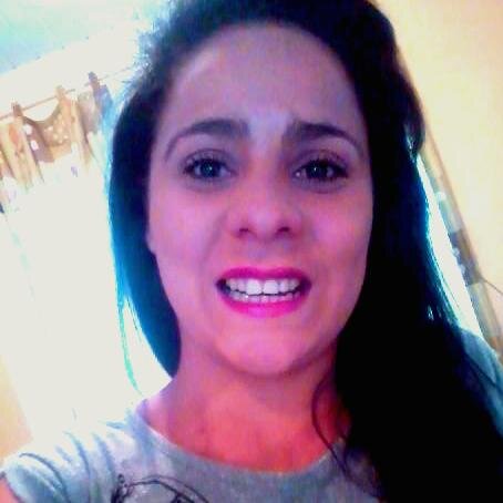 ♡ Do tipo que não sabe contar piada, que não gosta de multidão e que vive esperando coisas que não vão chegar. Será que alguém vai se interessar? ♡☮⏃