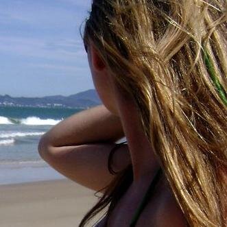 Sozinha, meu pensamento focaliza em alguém. Deixo-o livre, e de repente meu coração aperta. Mas não estou triste, pelo contrário, deixo escapar um sorriso.