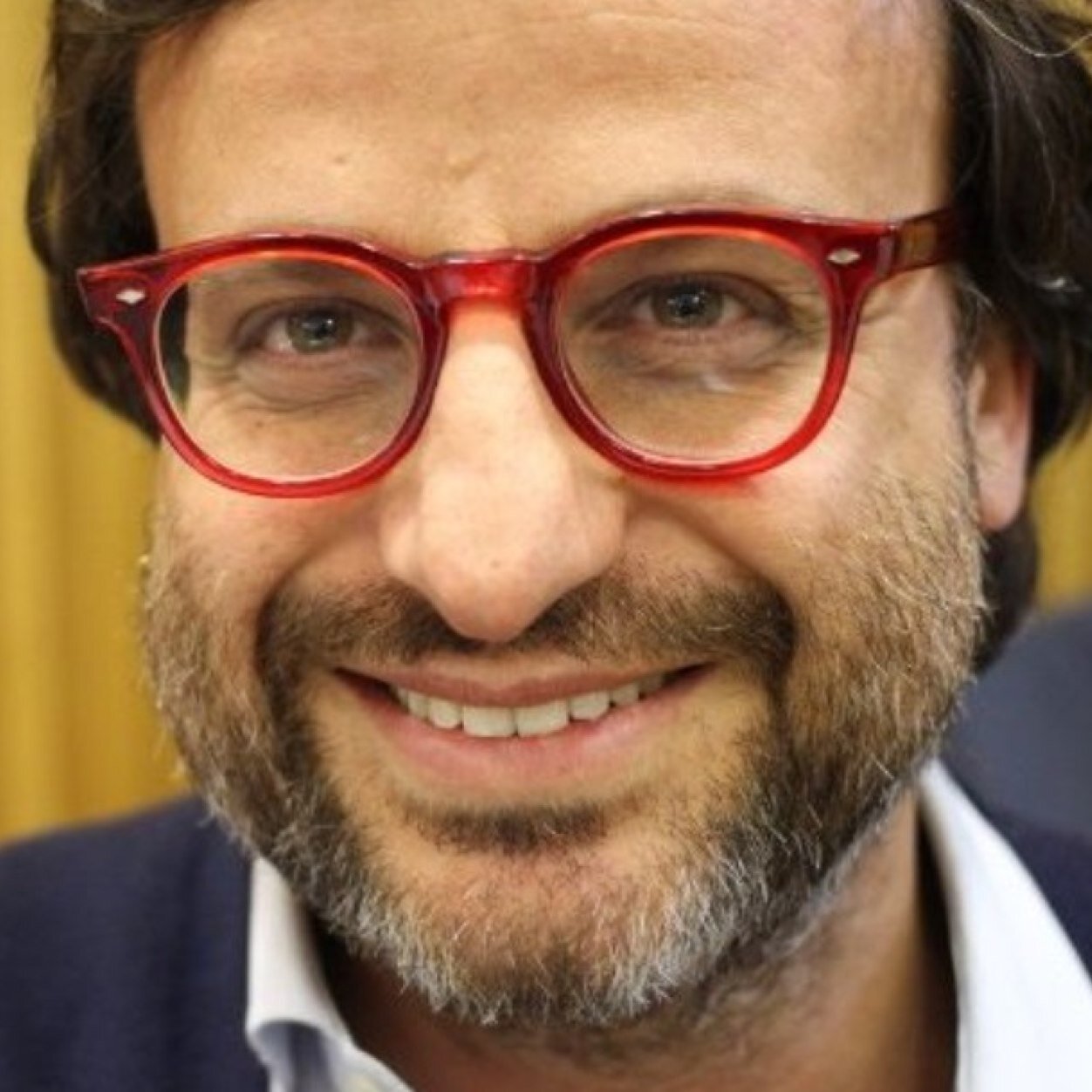 Poliedrico, curioso, affamato, cosmopolita sartoriale, contemporary art lover, sempre in cerca di nuove sfide e scintille, so what?