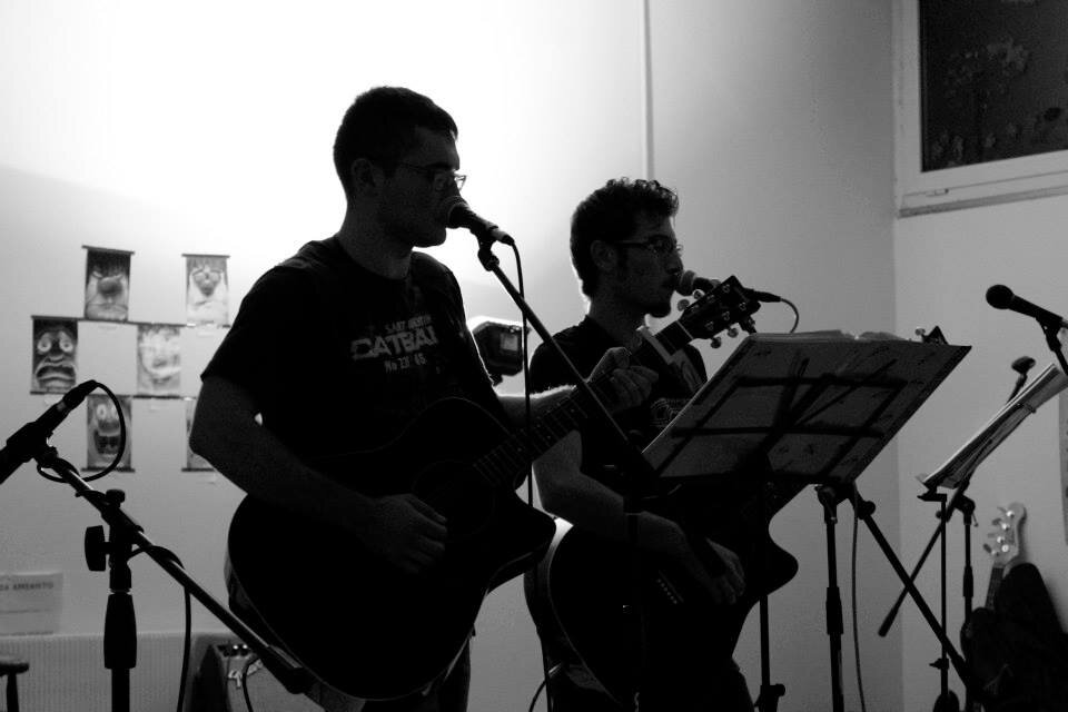 ABACADA un duo acustico, Gian Piero Tuveri (chitarra acustica e voce) & Mirko Fonnesu (chitarra acustica e voce). Un unione, nata non dalle parole ma dai fatt