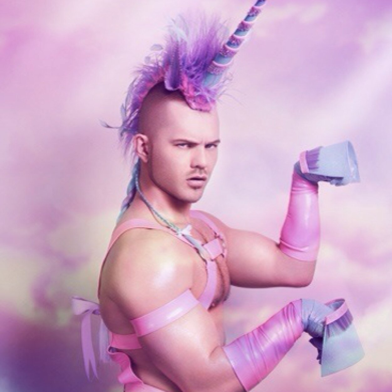 Mk子 いや この前外人がトートバッグはこう持たないとゲイ扱いされるって 日本人の男はほとんどゲイみたいな持ち方するって言ってたからジャニは正しいんだよ でもリュックは知んねー Ww Au 11 リュックをジャニ持ちとな Http T Co Cj4wi4yi0p