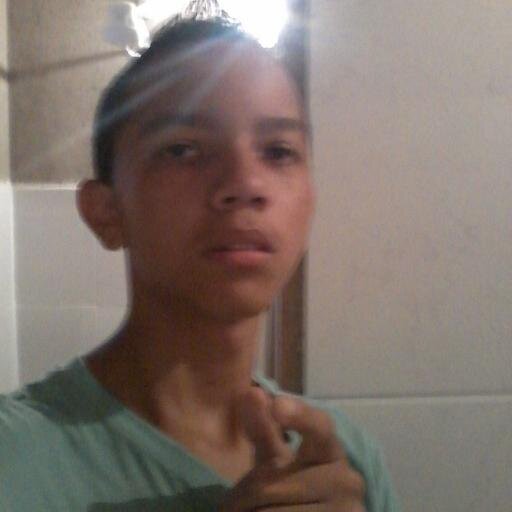 Tenho 15 anos gosto de tocar contra-baixo,Bateria e violão sou uma pessoa legal e se vc gosta de mim me segue.