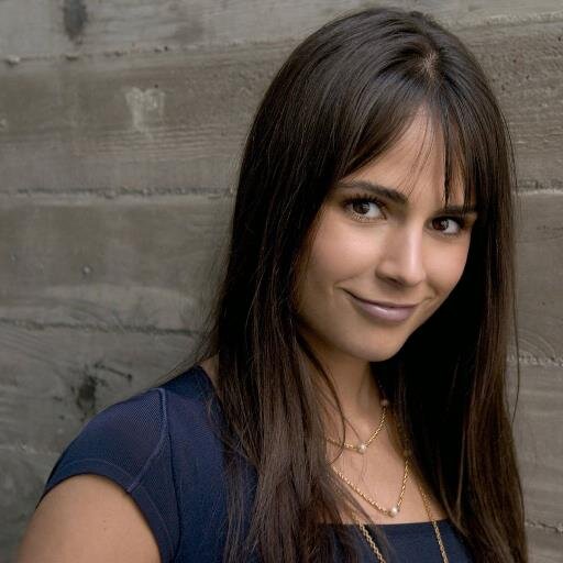 Lesbiana a mucha jonra. Solo sigo a tías, y si eso a algún tío. Si una tía y buscas chica, no busques más, ya me tienes a mi.