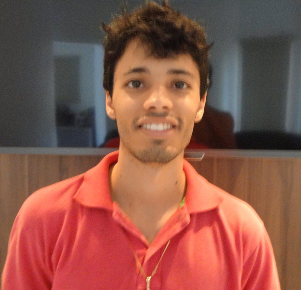 Moisés Victor estudou no Colégio Ariston Gomes da Silva, onde ali concluiu o ensino médio. Cursa Direito-FMB