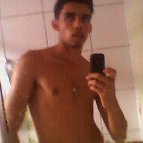 Uma pessoa que td dia luta pra ser feliz, e qer ver algem feliz ;D