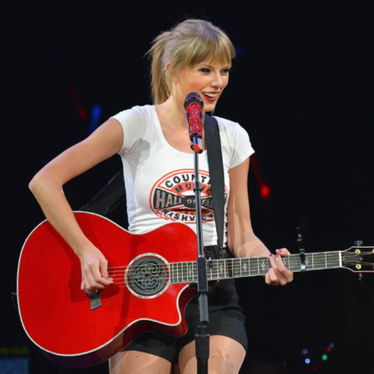 free follow so go follow @prizedswift she follows back!!:-)
