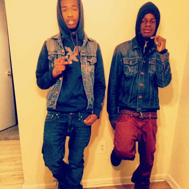 phKIK.ME QNASTY_215))) A Dj that's , just trying make it out  
Follow my big brother( dj kwae)