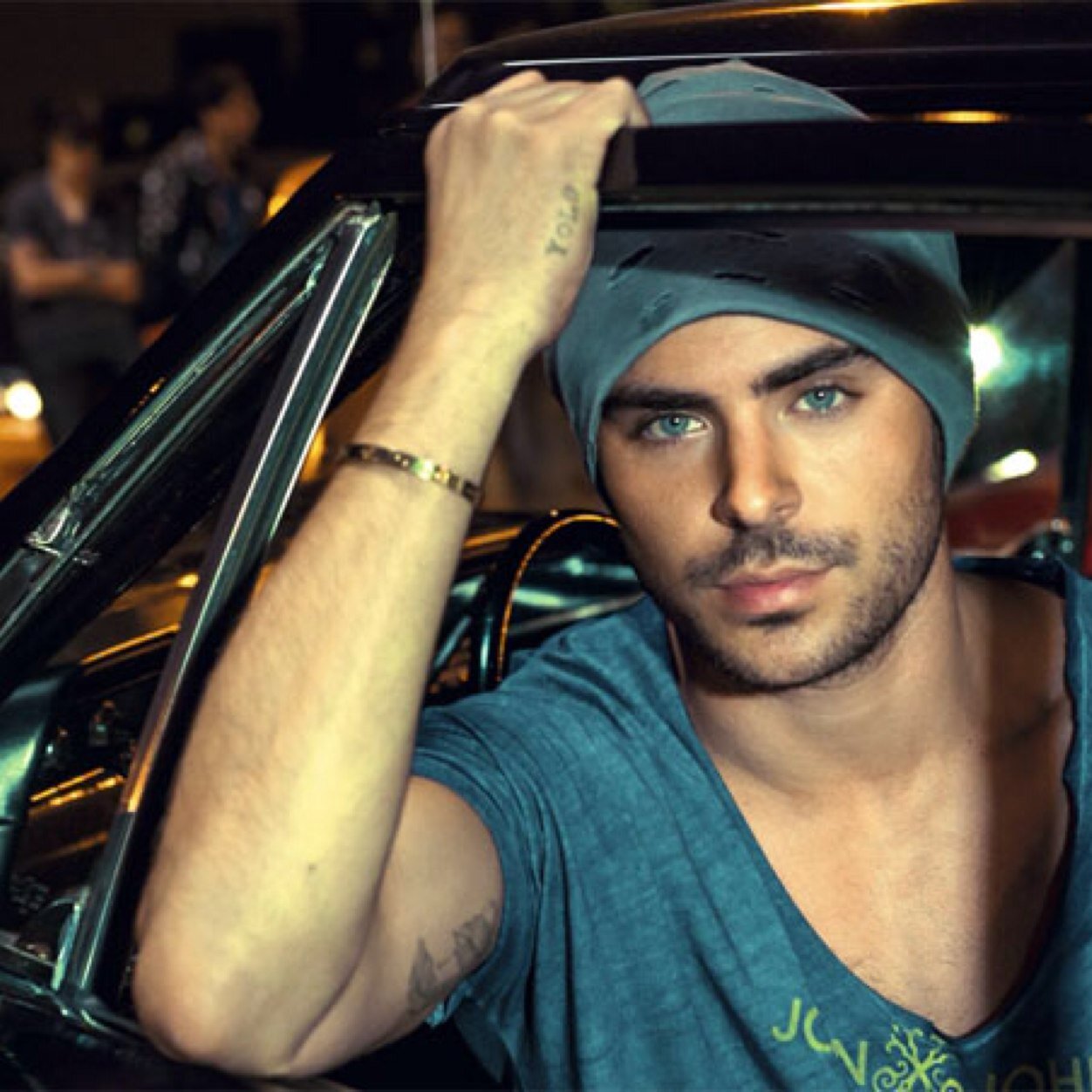 plotwistbruce's profile picture. watch out