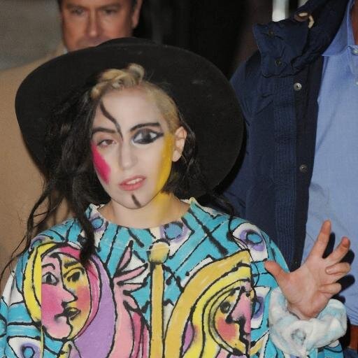 A Diva da Arte e do Pop como você nunca viu!
Irreverente e mais ousada e genuína que nunca ;)