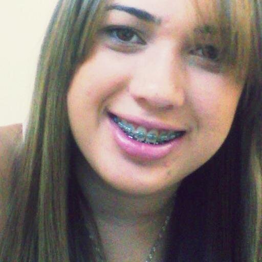 Vencer na vida não é fácil num mundo decadente
        Um milhão de recalcados pra puxar o meu tapete ♪