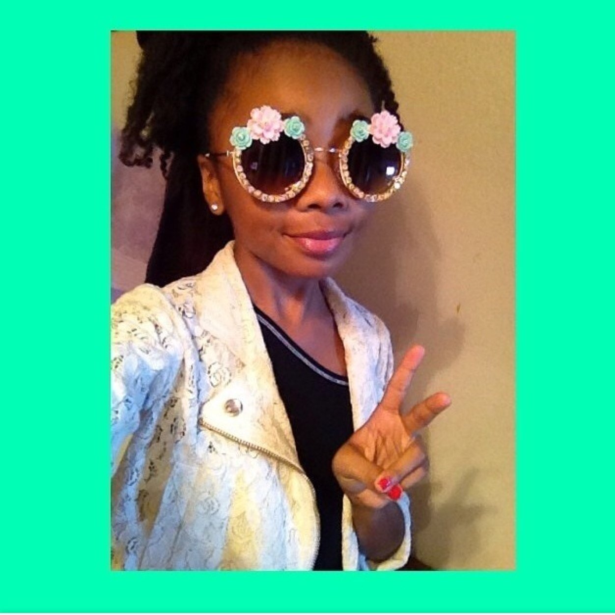 I like the set from jessie I love CAMERON BOYCE and I love REIN VAN DUIVENBODEN