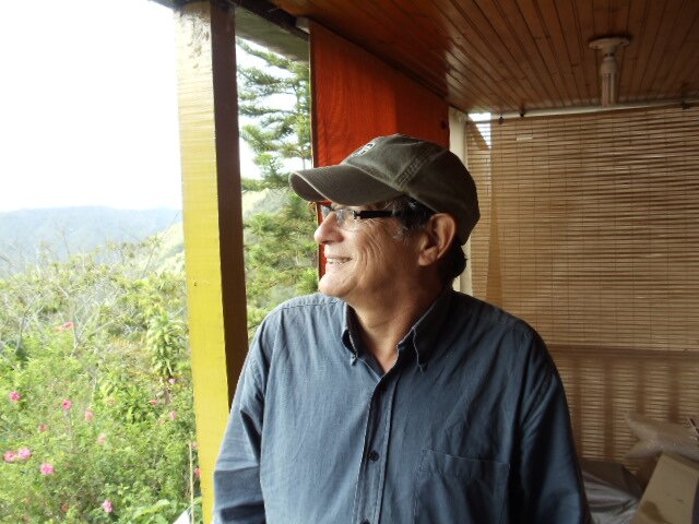 Asesor empresarial en mercadeo y estrategia, experto en cooperativismo de vivienda