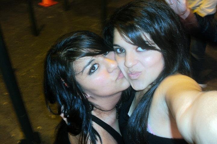 soii una super mujer jj mega divertida amante d los chokolats y madre d un baby hermosisisimo 3 3 :)