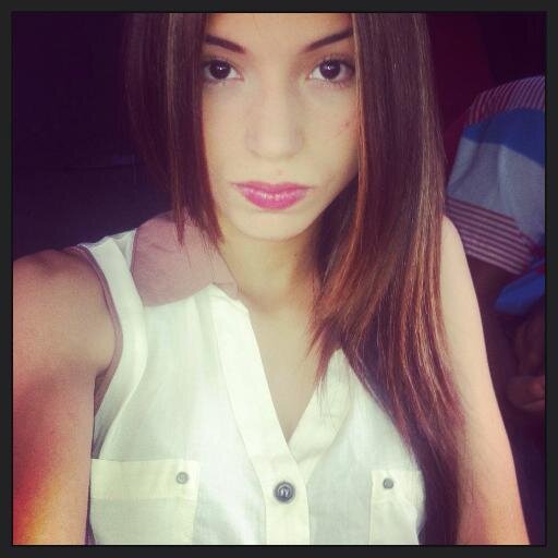 Millones de sonrisas y la tuya es la unica que me enamora. Viviendo la vida a tope, si te jode verme feliz que te den. No soy perfecta, pero soy real.