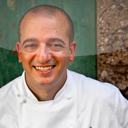 Sono uno chef in bianco e nero. Ho 50 anni e 3 figli. Nel 2000 ho aperto il ristorante La Madia a Licata (Agrigento), insieme a mia moglie Loredana.