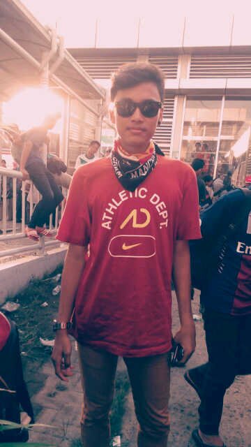 Diatas lapangan dengan bola aku berdansa.