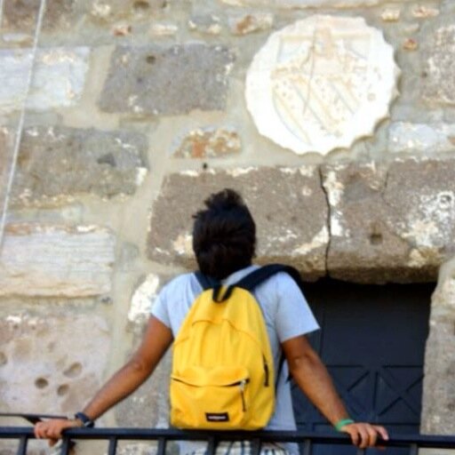 Gli specchi dovrebbero pensare più a lungo prima di riflettere. - J. Cocteau -