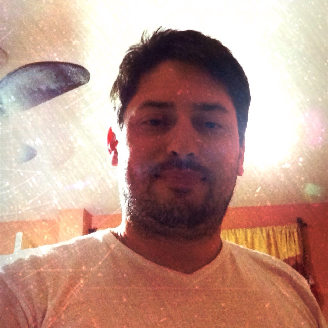 Mestre, vc se considera um homem ou um deus? Buda sorri e diz: Nem um, nem outro. Eu sou apenas alguém q acordou, enquanto o resto d vocês ainda estão dormindo.
