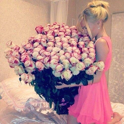 Valiente el que finge amistad,  cuando siente amor :3 asdfghijk