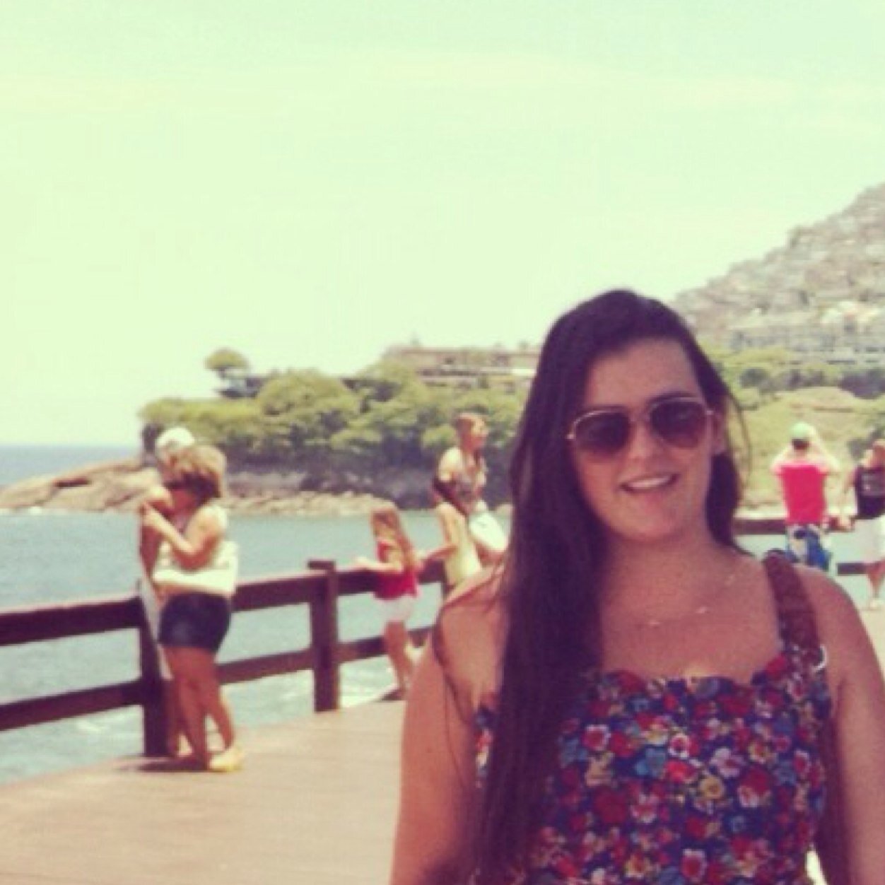 '' Escolha o caminho que te faz feliz, pois sua felicidade é o que realmente importa.''