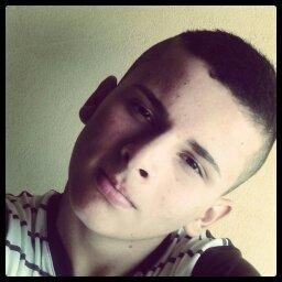O nome dele é skate e tem quatro rodas
Eu, meu skate e Deus, vai seguir em frente ♪
