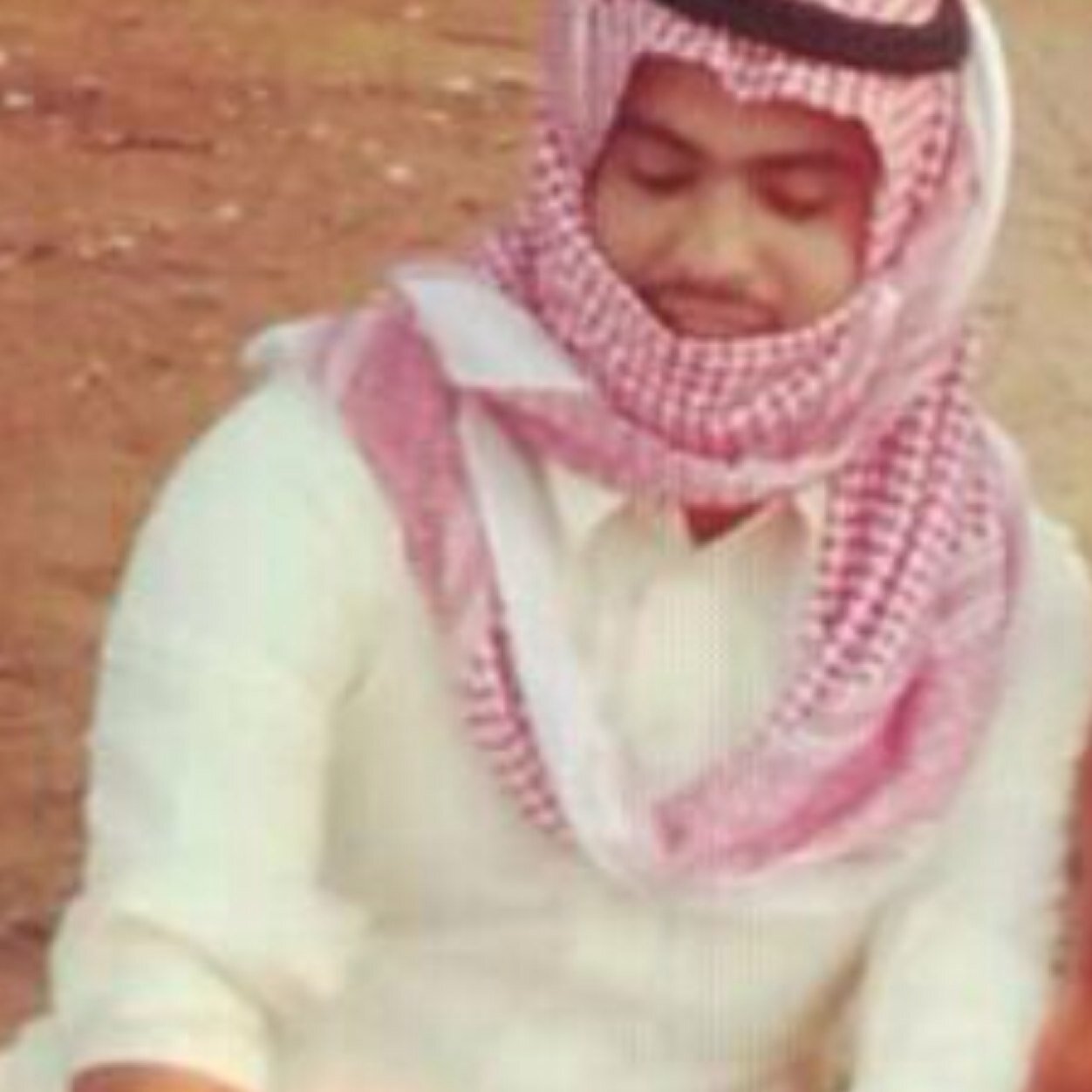 لا تسأل المحتاج وش انت محتاج 
ترى ( السؤال ) بـ هالمواقف .. مذله ! 
لا تكشف المستور و تزيد احراج 
اما عطه .. ولا ترى المعطى : الله !