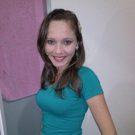 Quem quiser vencer na vida deve fazer como os seus sábios: Mesmo com a alma partida, ter um sorriso nos lábios.