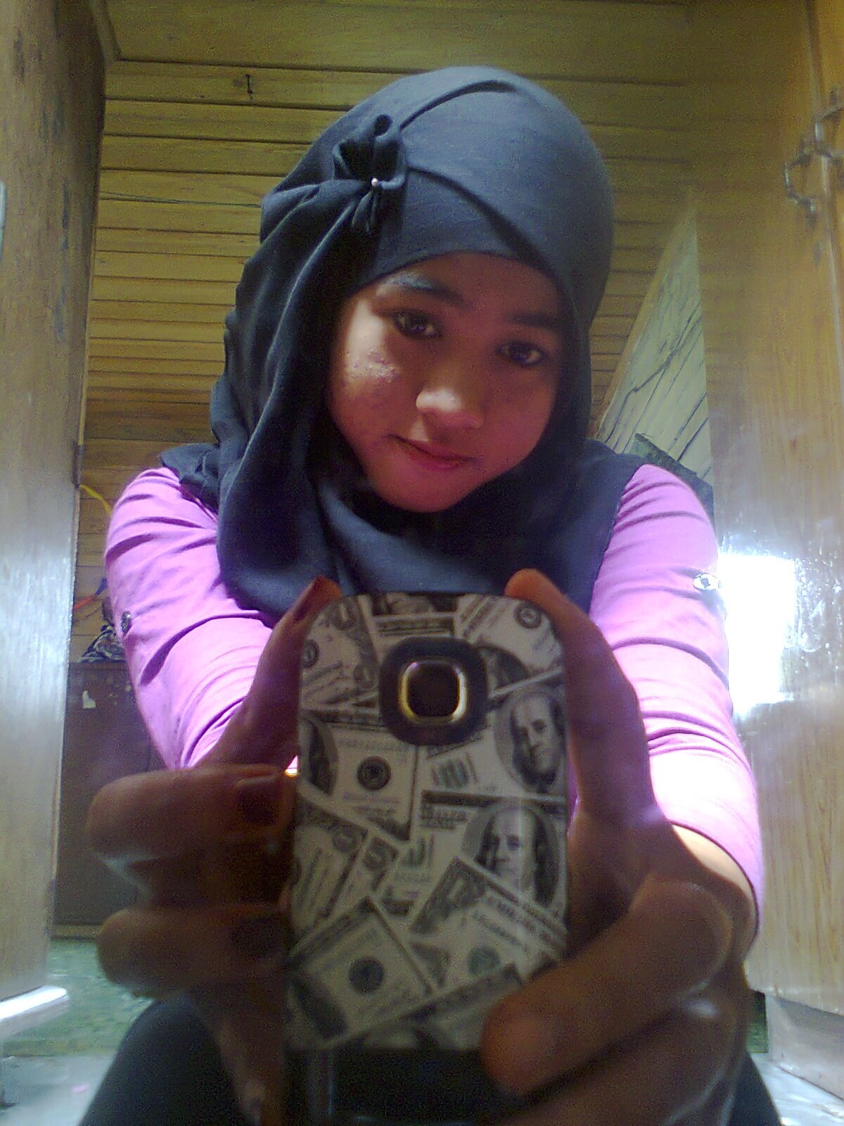 Simpel,, murah senyum,,;) sederhana,, menjadi diri sendiri., mencintai & menyayangi dengan tulus sepenuh hati ,,