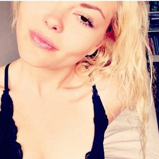 damarisriva1's profile picture. loving fashion