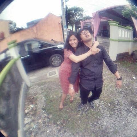 jalan jalan bergandengan tangan.