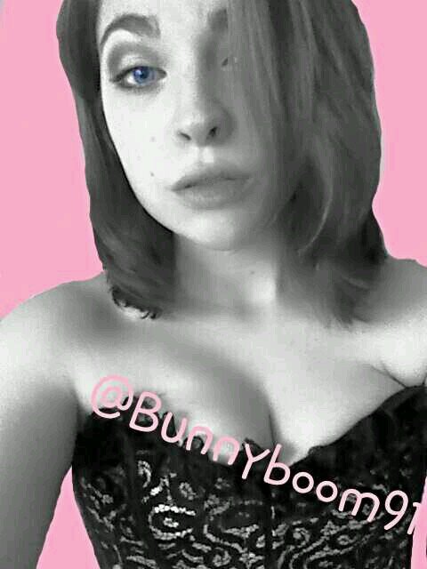 Cam girl, goofball, smoker, animal lover, corset enthusiast 18+ Only NSFW