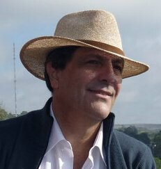 MEDICO DERMATOLOGO PEDIATRA
MUSICO
GUITARRISTA
Y CANTOR DE DUCHA