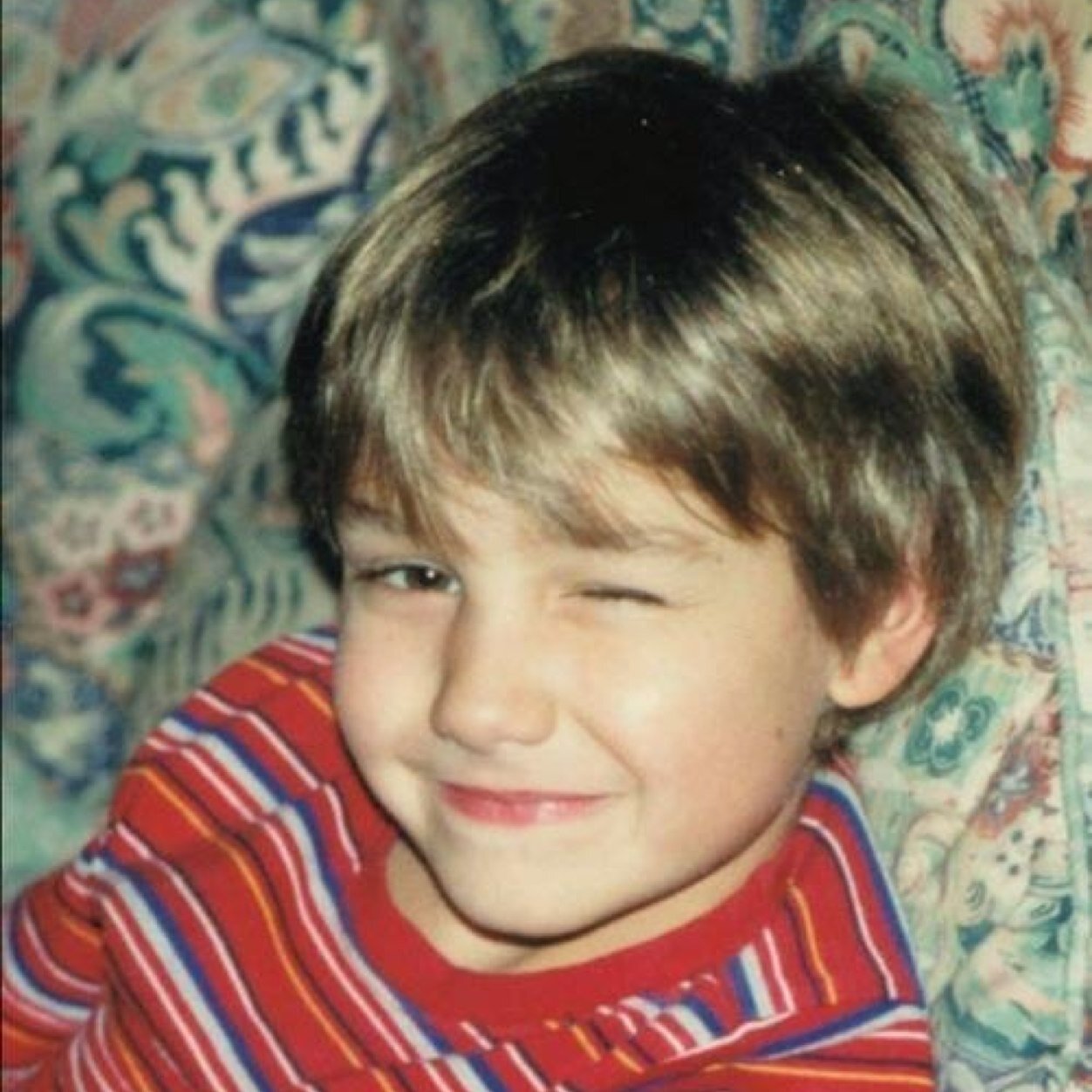 Harry e Niall sono i miei genitori. Emily è la mia sorellina. {13 anni,single,vergine} Soph è mia sorella, gnaw.