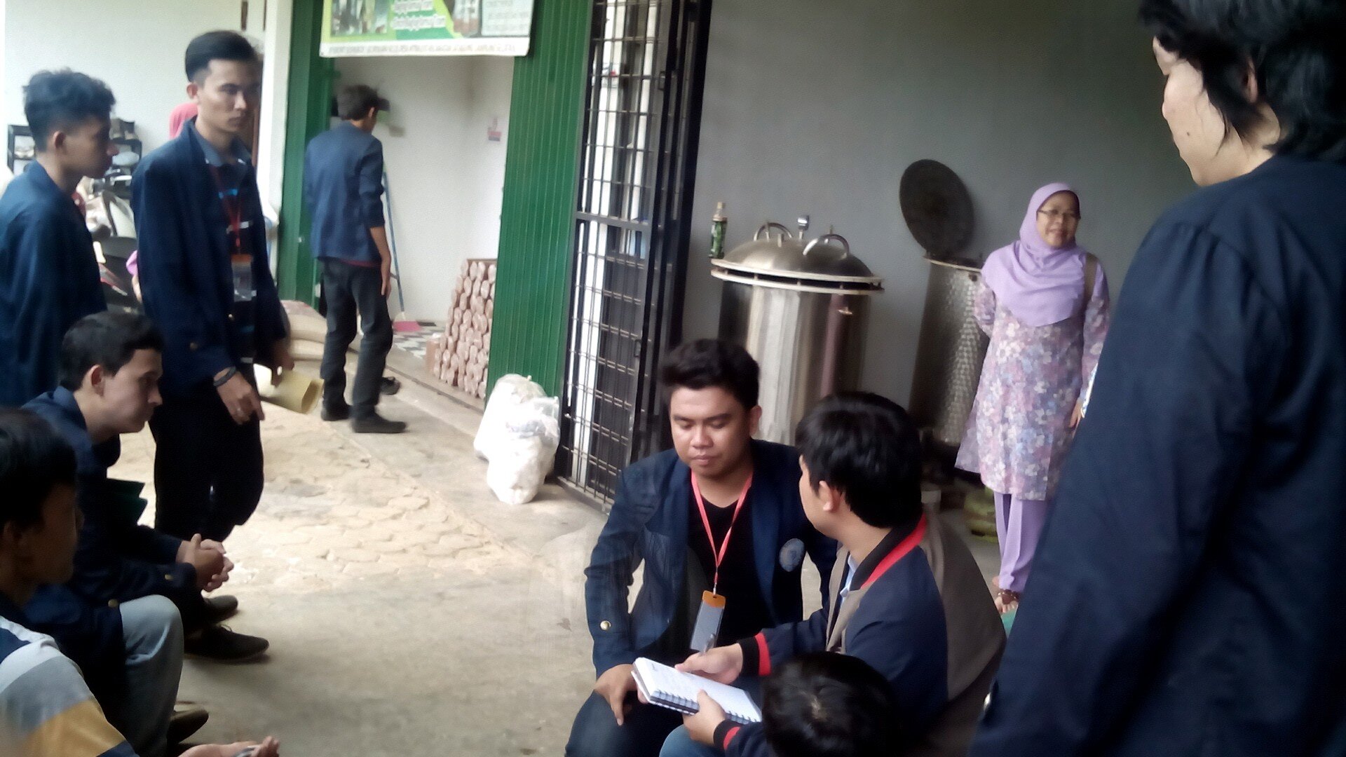 Kami bukan ahlinya, tapi kami berpengalaman dalam bidangnya.