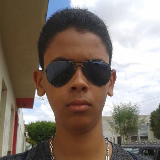 Gosto de Futebol,adoro meus amigos e sou muito alegre!