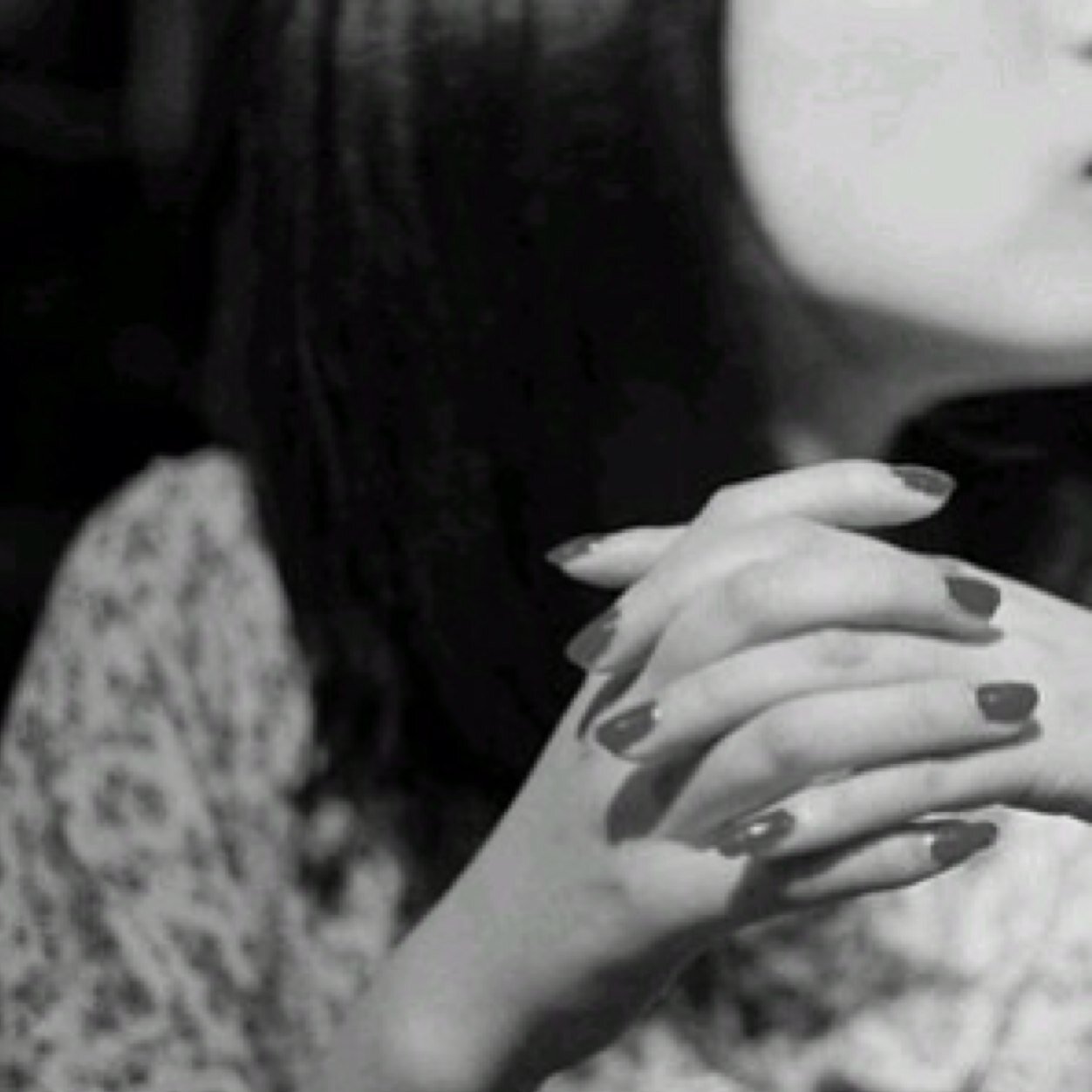 ° التفاصيل الصغيرة والهدوء جزءٌ مـني..❤︎  يُناصفني القَلب والروح   @Shuaibi_Junior