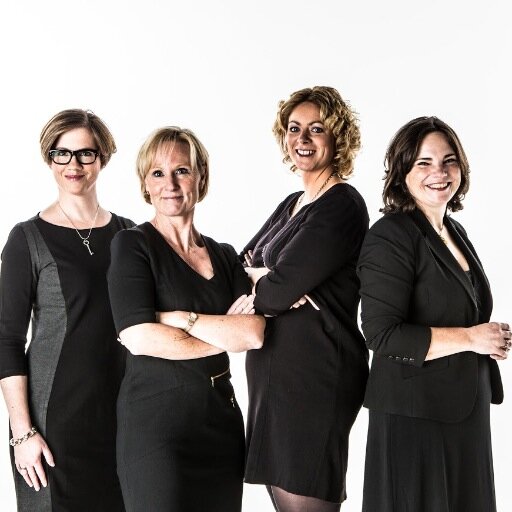 Daphne, Floor, Marie-France & Michaëla vormen samen BuitengewoonTrouwambtenaar.nl. Hun missie? Ieder bruidspaar te laten schitteren bruidspaar in liefde!