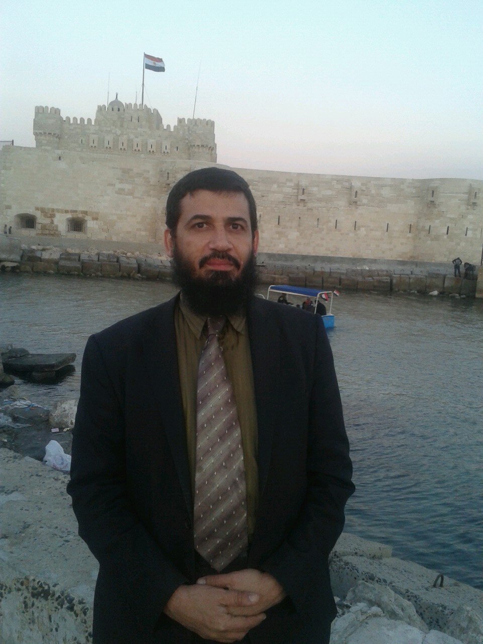 ‏‏محامى مصرى محب لدينى ناصر لشريعة الرحمن معتز بوطنى و مصريتى و أؤمن أن الحق فوق القوة
