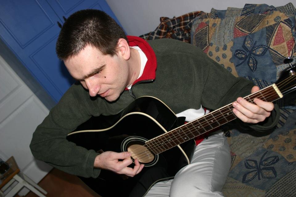 Gram na gitarze od ponad 25lat, począwszy od klasycznych kawałków, poprzez rock i inne rodzaje muzyki. Moją obecną fascynacją jest jazz. W 1993 roku ukończyłem