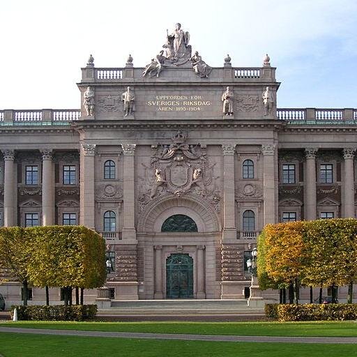 Skriftliga frågor hämtas automatiskt från riksdagens öppna data. 
Svar på frågor postas som reply till den ursprungliga frågan.