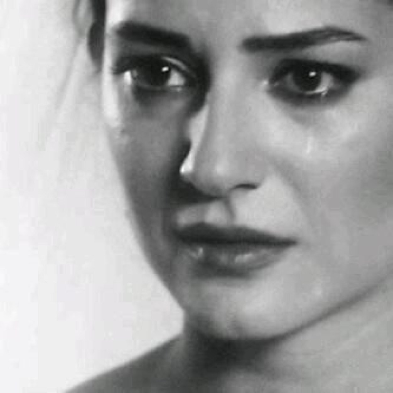 سَ أبتسَم آلىُ آخر لحظہّ منَ حياتيُ لسّت عديمہّ آحسَاسَ وﻵ مُبالغہَ فيَ الاستهُتارِ ! آنمآِ كبرُياء علىّ تفاههہّ ﻵ تستحّق تعُاستيَ ..̲