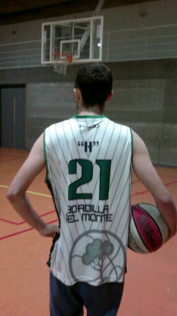 Estudiante de Economía. Hincha del Atleti y Juventut de Badalona. Jugador de baloncesto y estrella de fondo del banquillo.